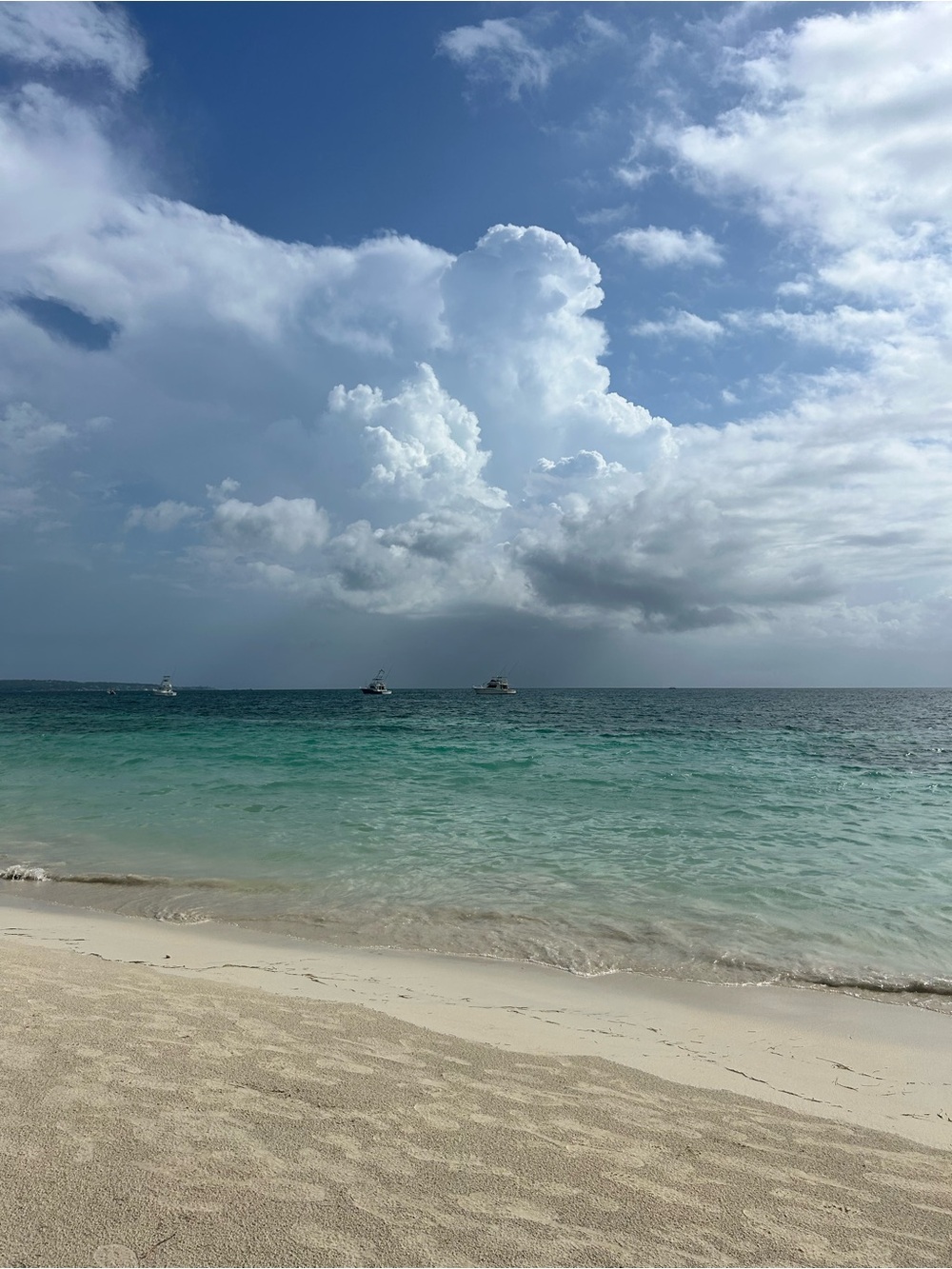 VACATION TIME! 🌊 🌴 ✈️ - Picture 2 of 3